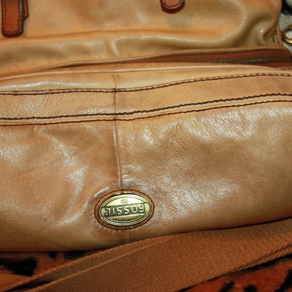 Fossil Explorer Leather Crossbody Tote Bag - Picture 8 of 9